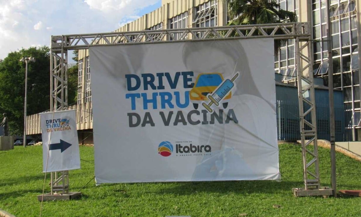 Itabira aplica segunda dose da vacina para pessoas com 65 e 66 anos e profissionais da saúde