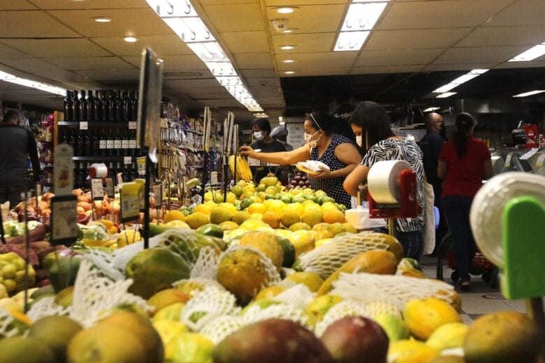 Inflação oficial fica em 1,06% em abril, diz IBGE