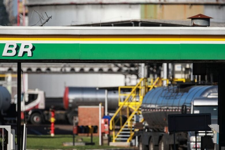 Preço do diesel cai R$ 0,18 nas distribuidoras, nesta quinta-feira