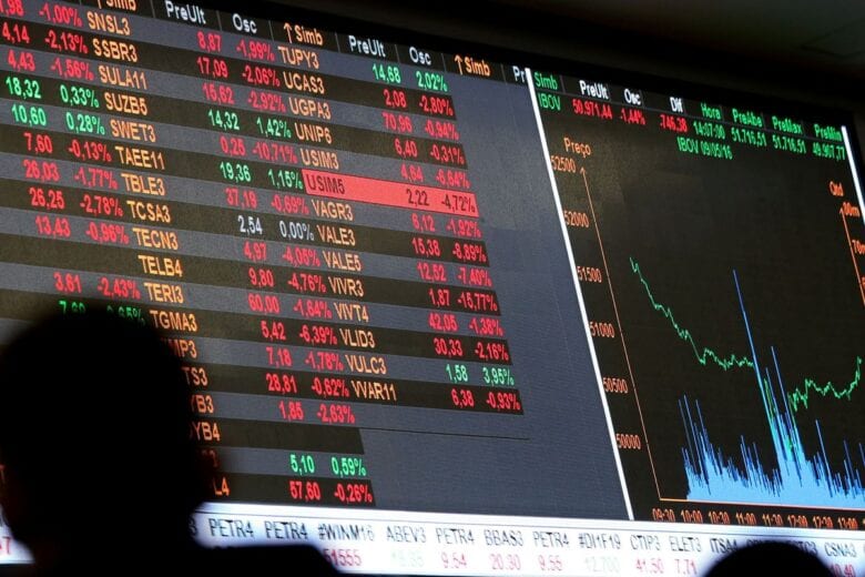 Bolsa fecha em queda e dólar em alta no primeiro dia útil do governo