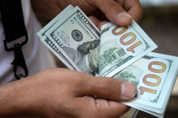 Dólar tem maior alta diária em seis meses e fecha a R$ 5,30