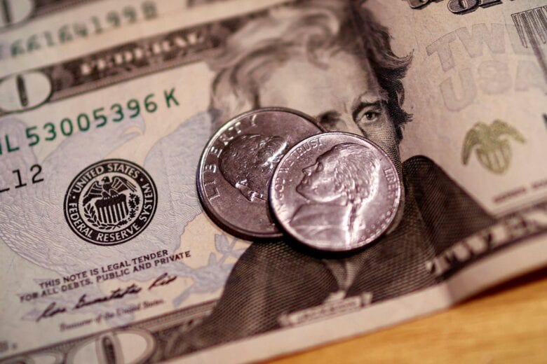 Dólar cai para R$ 5,17 à espera de dados sobre inflação americana
