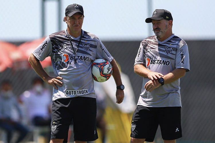 Cuca tenta administrar elevado número de atletas estrangeiros no Atlético