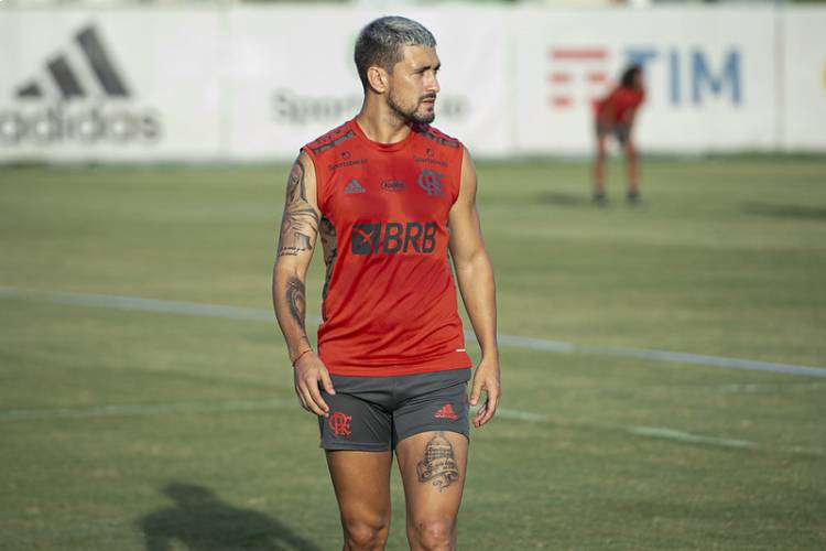 Arrascaeta elogia parceria com Gabigol e Bruno Henrique: ‘São decisivos’