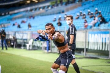 Léo Chú vive noite especial com gol e elogia Renato Gaúcho