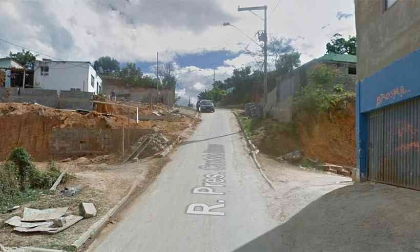 Motorista de aplicativo é morto a tiros e passageiros furtam pertences dele
