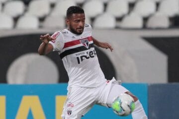 Reinaldo, lateral do São Paulo, atropela ciclista na porta do CT do clube