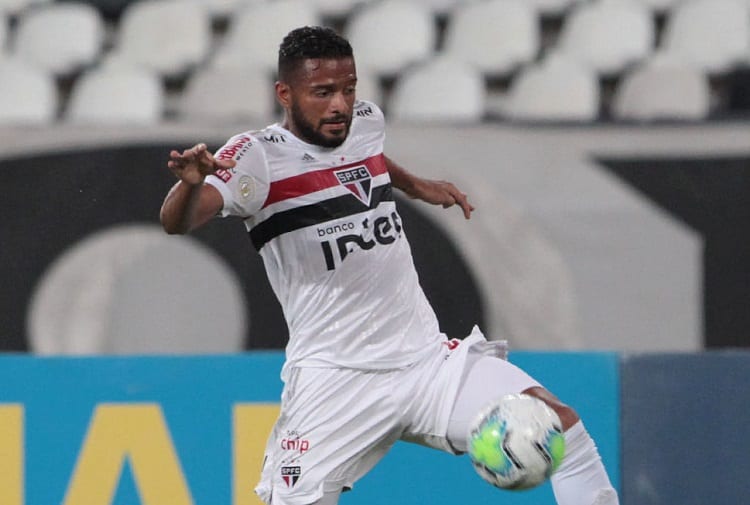 Reinaldo, lateral do São Paulo, atropela ciclista na porta do CT do clube