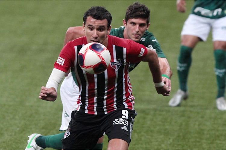 São Paulo aproveita vacilo do Palmeiras e vence clássico no Paulistão