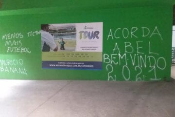 Muro do Palmeiras é pichado com cobranças a Abel, Galiotte e jogadores