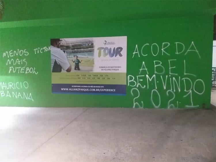 Muro do Palmeiras é pichado com cobranças a Abel, Galiotte e jogadores
