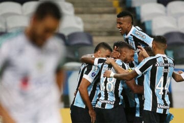 Sob os olhares de Tiago Nunes, Grêmio vence em estreia na Sul-Americana