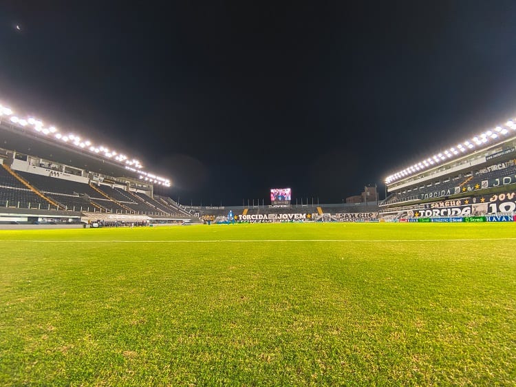 Ainda tentando se encontrar, Corinthians e Santos fazem clássico de risco