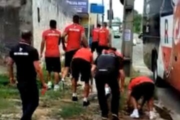 Vídeo: com pedras, jogadores do River-PI entram em confronto com torcedores