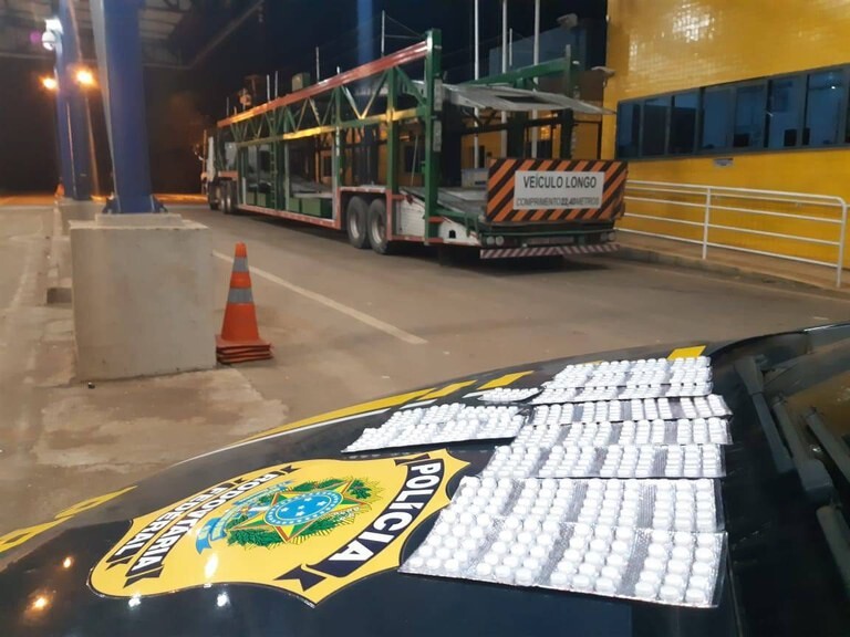 PRF detém caminhoneiro com 40 cartelas de “rebite”