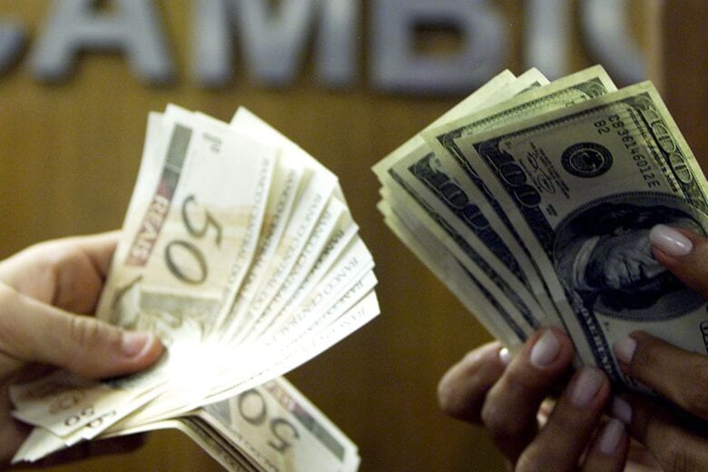 Dólar cai para R$ 5,20 e fecha no menor valor do ano