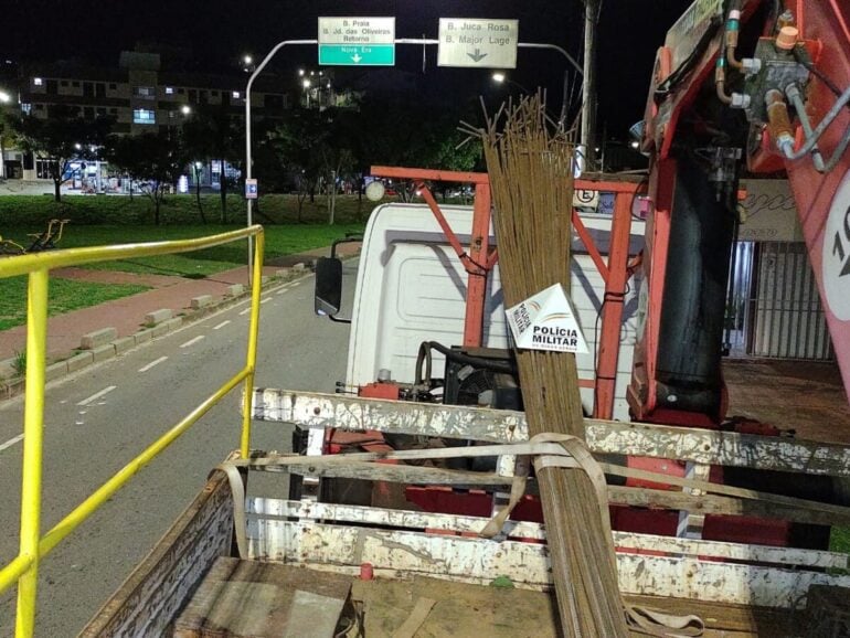 PM apreende caminhão e recupera barras de ferro furtadas na Vale