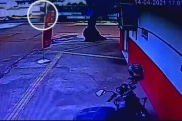 Criança em minimoto é atropelada por ônibus; veja o vídeo