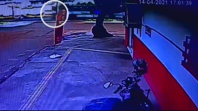 Criança em minimoto é atropelada por ônibus; veja o vídeo
