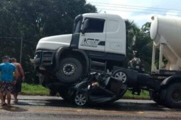 Carro é esmagado por carreta e família inteira morre na BR-316; veja os vídeos