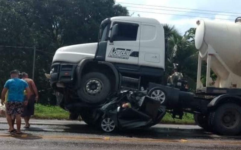 Carro é esmagado por carreta e família inteira morre na BR-316; veja os vídeos