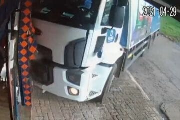 Caminhão é atingido na BR-040 e invade calçada desgovernado; veja vídeo