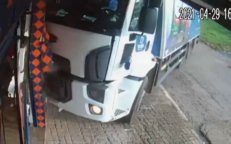 Caminhão é atingido na BR-040 e invade calçada desgovernado; veja vídeo