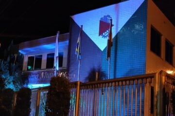 Prédio da Câmara de Monlevade recebe iluminação azul em abril