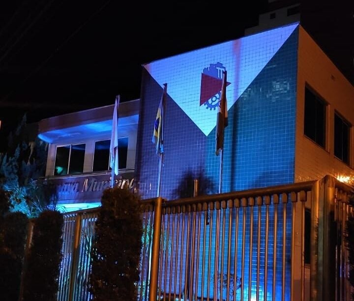 Prédio da Câmara de Monlevade recebe iluminação azul em abril