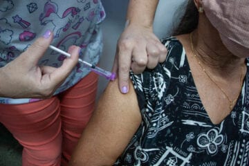 Ipatinga vacina pessoas de 64 e 65 anos; confira o cronagrama