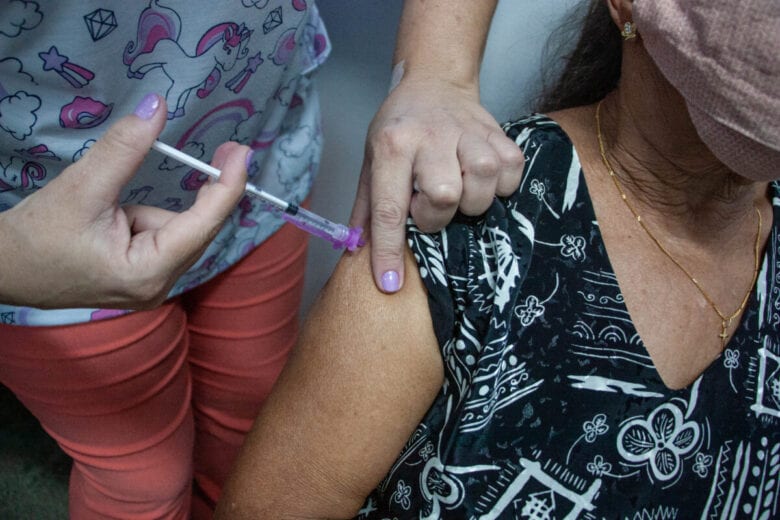 Ipatinga vacina pessoas de 64 e 65 anos; confira o cronagrama