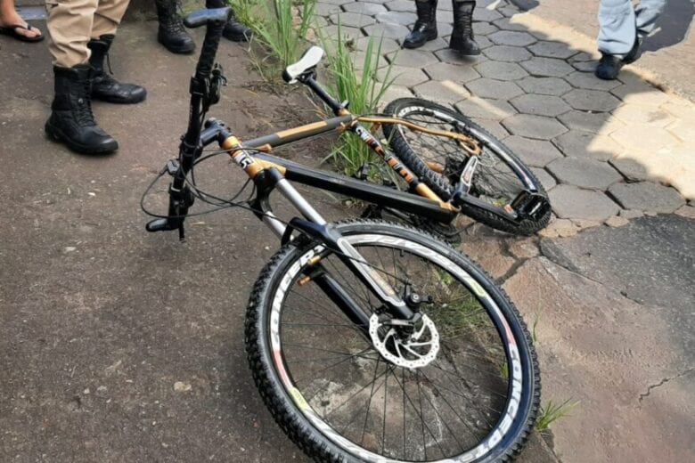 Ciclista fica ferido em colisão com carro no bairro Hamilton