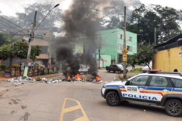 Protesto: moradores queimam sacos de lixo e fecham avenida, em Itabira