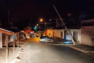 Carro com quatro pessoas destrói poste e causa perigo de eletrocussão