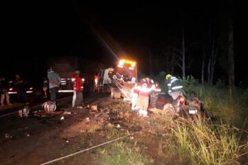 Carro bate em duas carretas e passageiro morre na BR-262