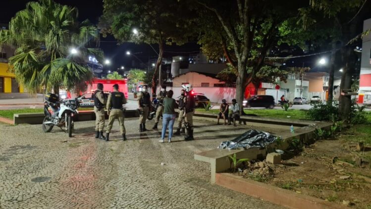 Homem encontrado morto na Praça Acrísio teria bebido etanol