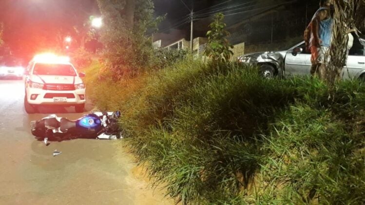 Motociclista fica ferido em colisão com carro na avenida das Rosas