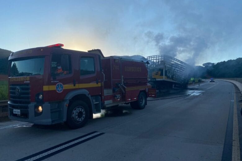 Carroceria de carreta pega fogo na BR-381 em Bom Jesus do Amparo