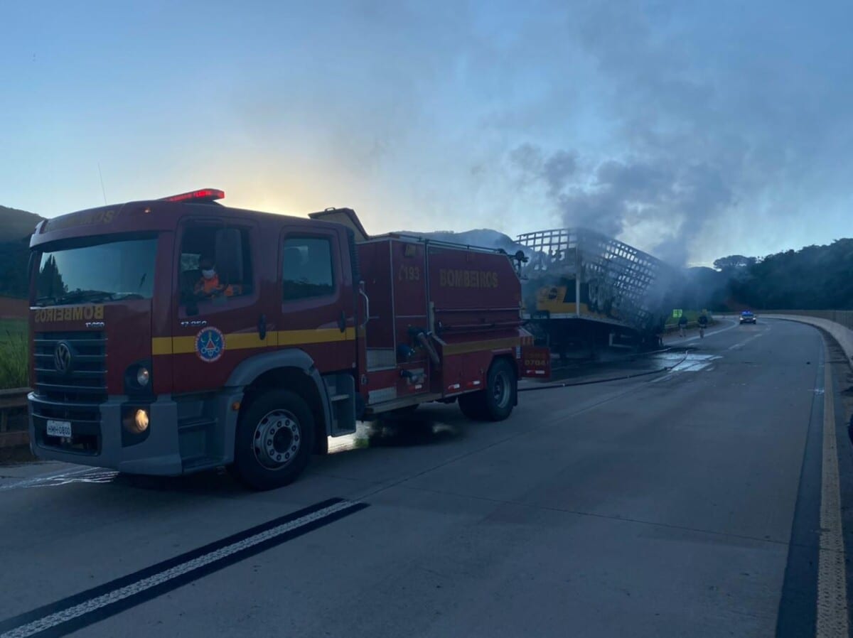 Carroceria de carreta pega fogo na BR-381 em Bom Jesus do Amparo
