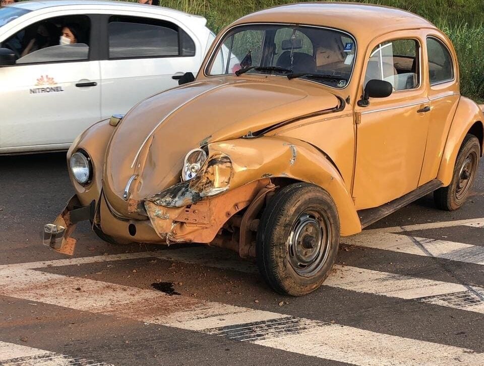 Motociclista fratura a perna em colisão com carro na MG-129