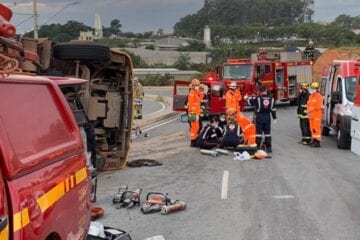 Motorista é socorrido em estado grave após tombar carreta dos Correios