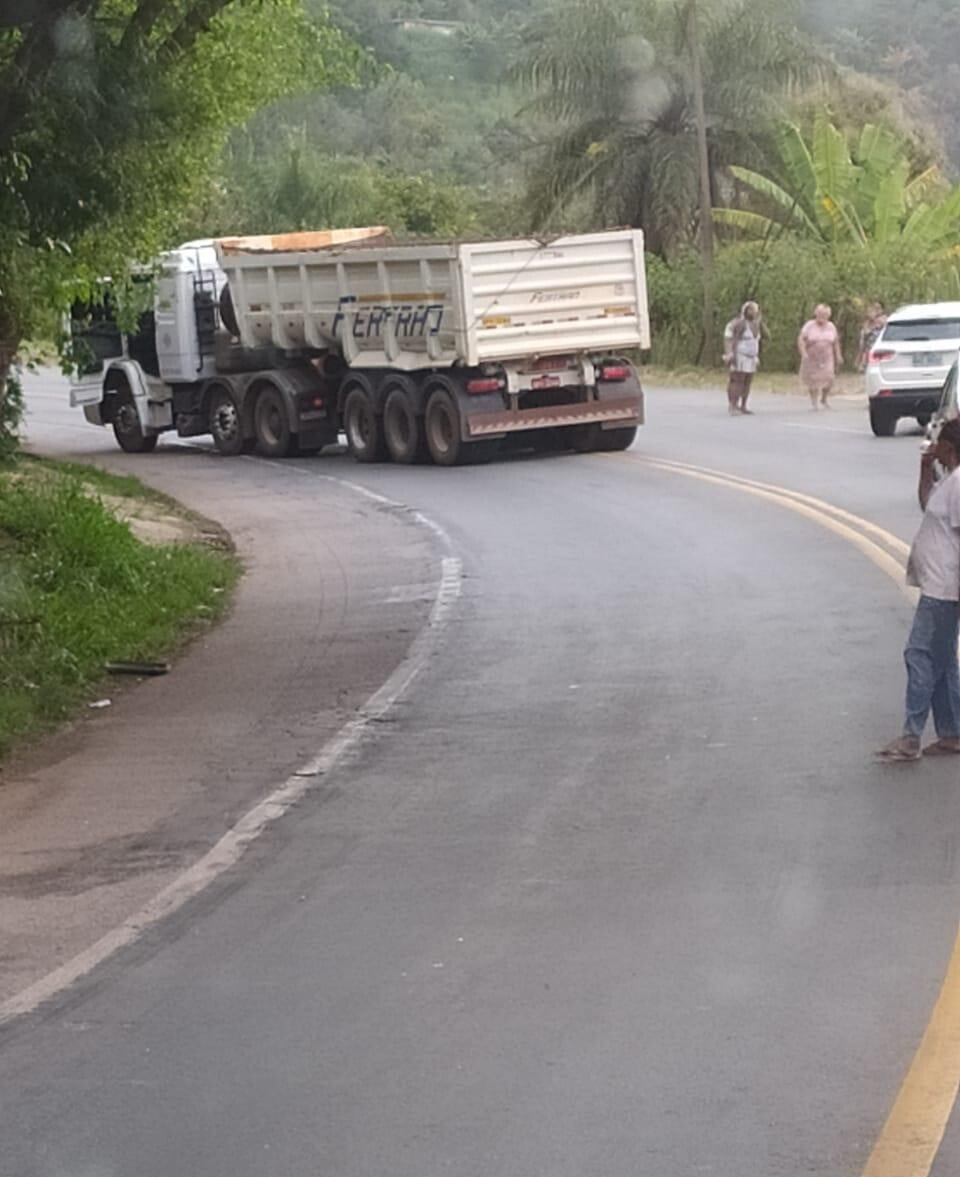 Mulher é atropelada por carreta e rodovia fica fechada para o resgate
