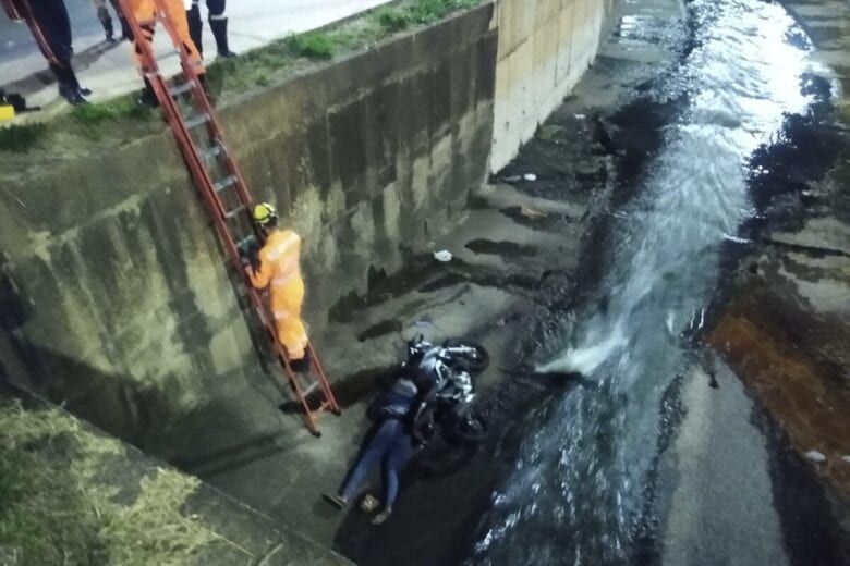 Mulher fica ferida após cair com motocicleta no canal do Praia