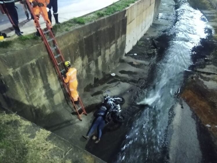 Mulher fica ferida após cair com motocicleta no canal do Praia