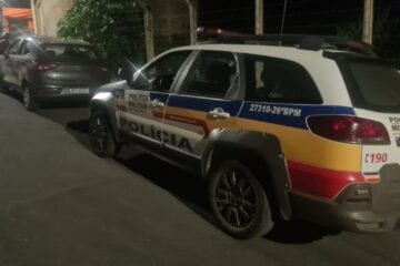 Polícia encontra carro roubado danificado por tiros