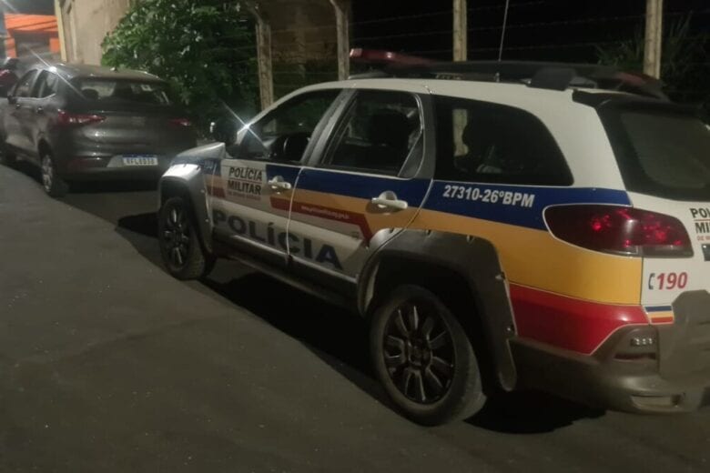 Polícia encontra carro roubado danificado por tiros