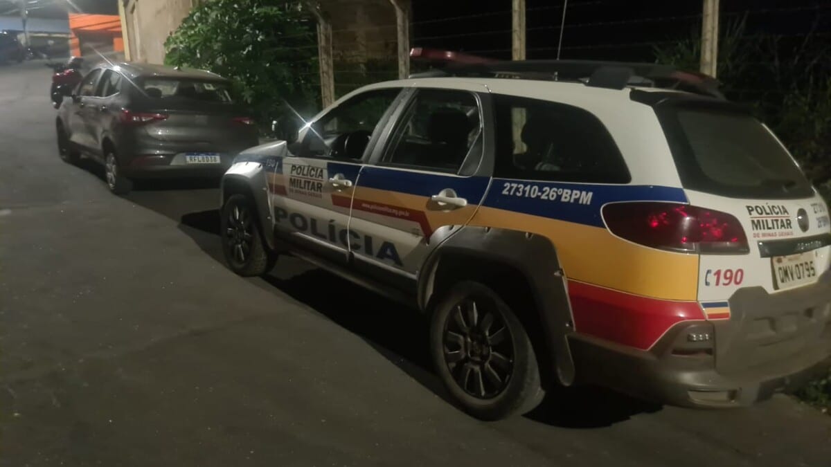 Polícia encontra carro roubado danificado por tiros