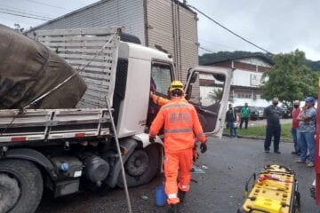 Motorista fica ferido em colisão entre caminhões na BR-381 em Ipatinga