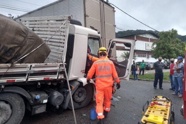 Motorista fica ferido em colisão entre caminhões na BR-381 em Ipatinga