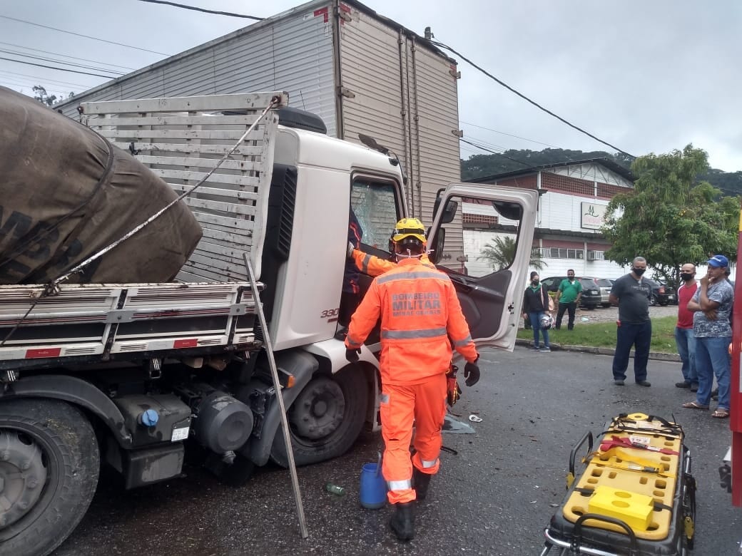 Motorista fica ferido em colisão entre caminhões na BR-381 em Ipatinga